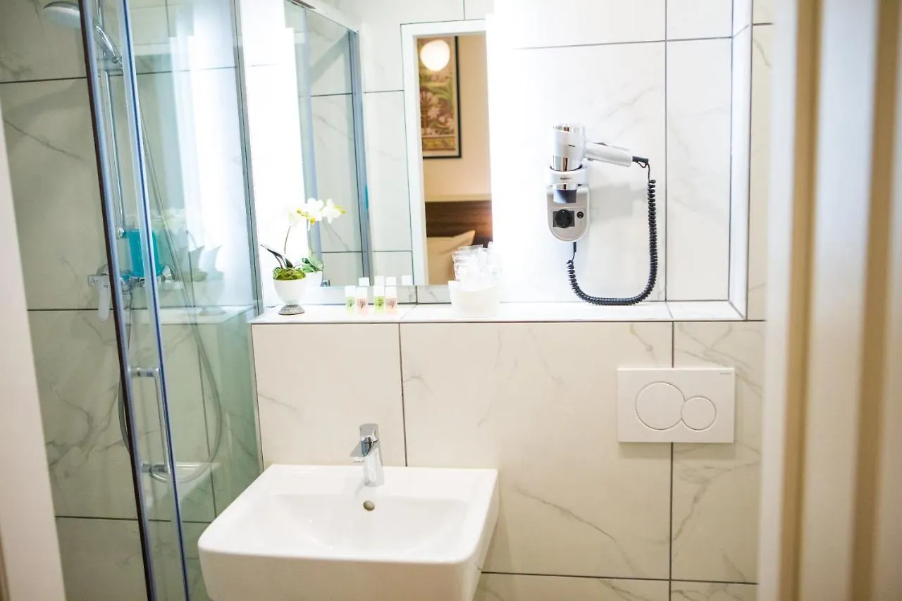 Pension Central I Self Check In Vienne Hotel