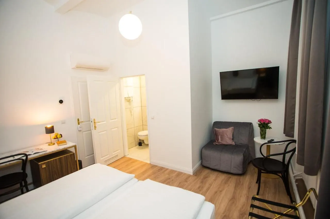 Pension Central I Self Check In Vienne Hotel