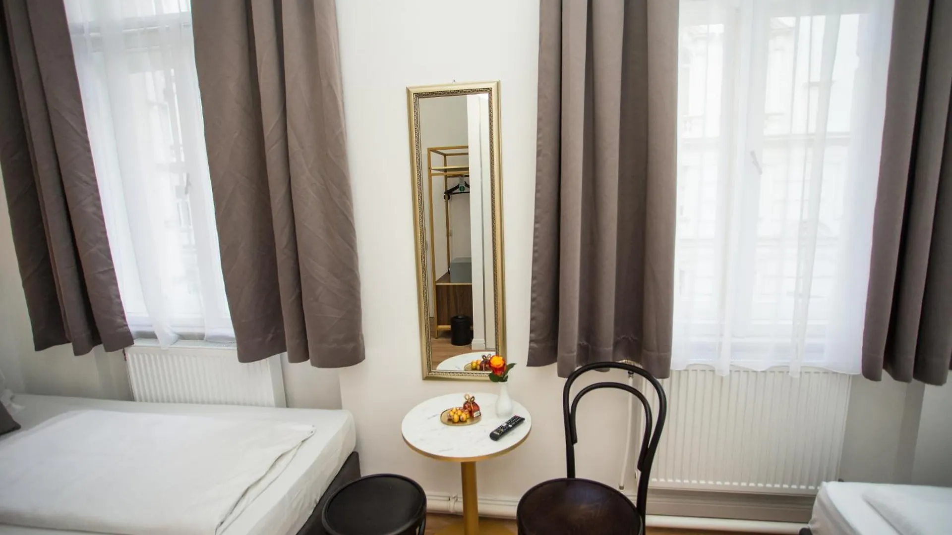 Pension Central I Self Check In Vienne Hotel